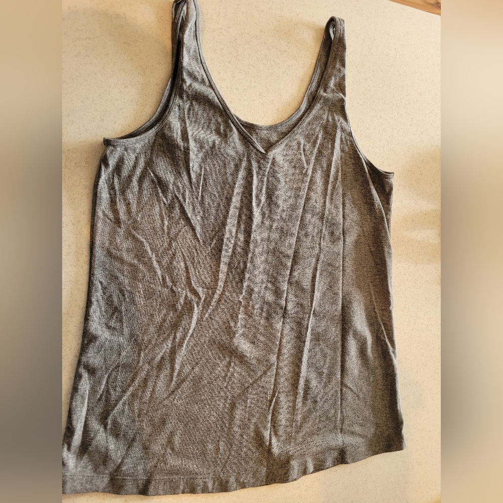 JANE AND BLEECKER womans vneck tank top. Size large.